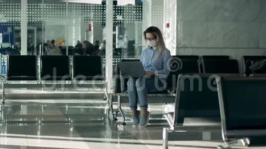 机场休息室，一位女士戴着医用口罩，使用笔记本电脑